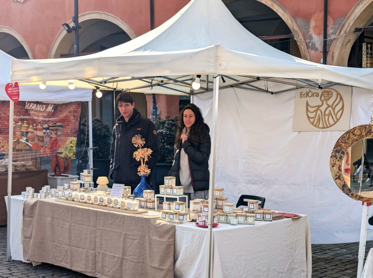 I due fondatori di EdÒra al banco del mercatino sotto i portici