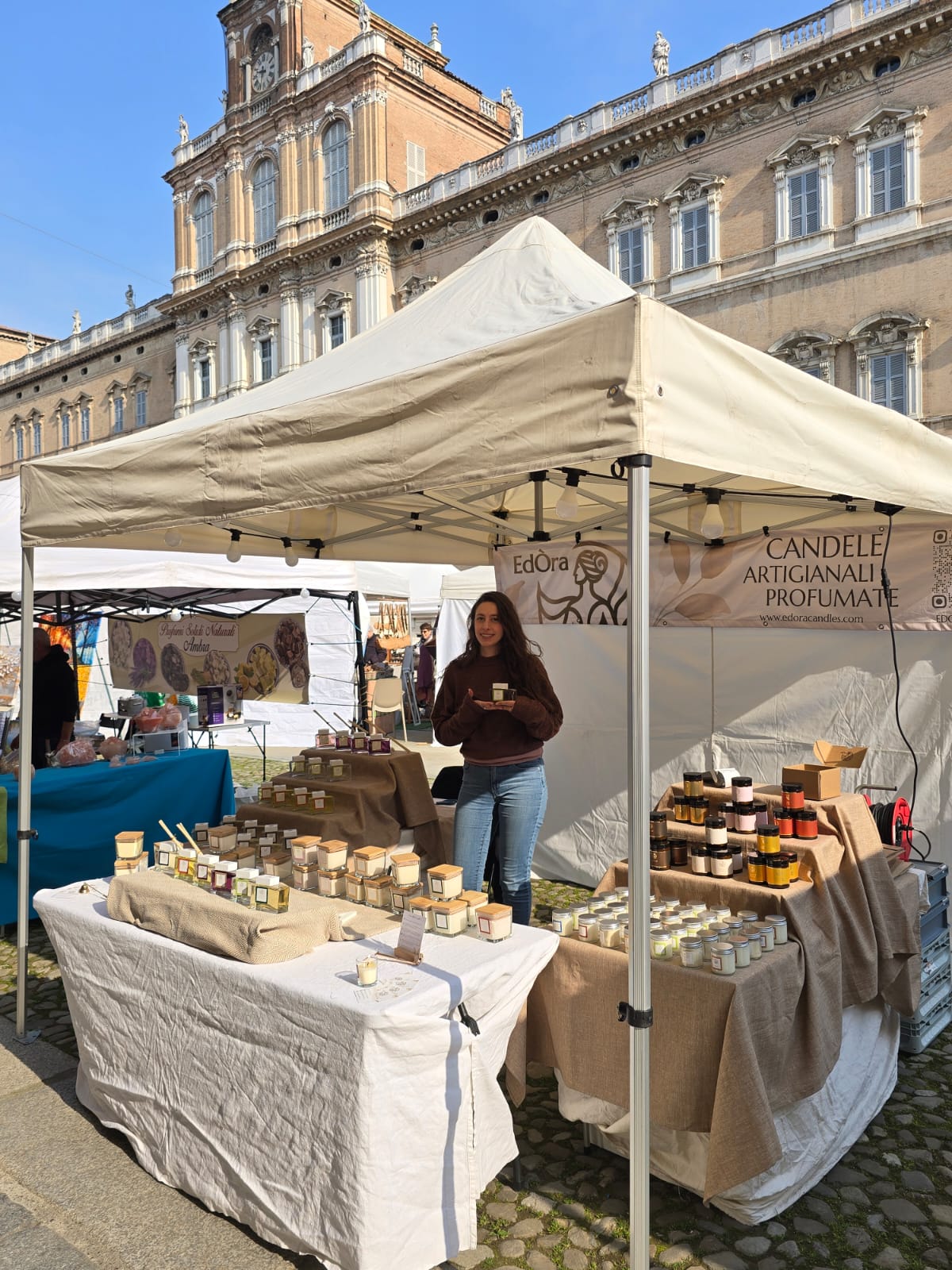 Il banco di EdÒra a un mercatino davanti al Palazzo Ducale di Modena